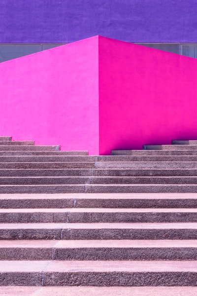 楼梯和粉红色的墙
